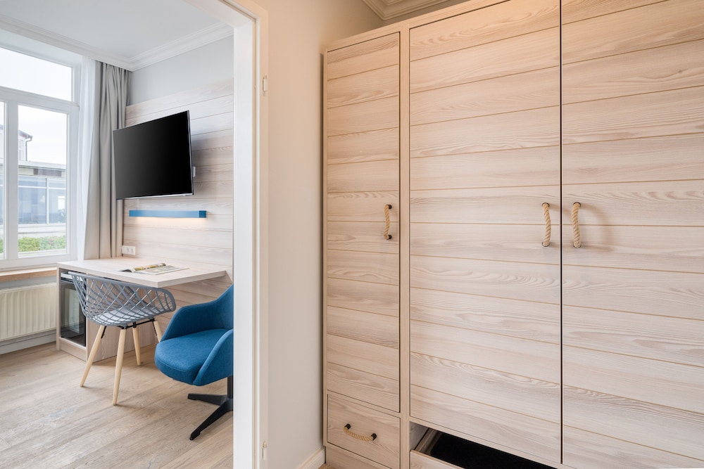 Classic Single Room, Partial Lake View