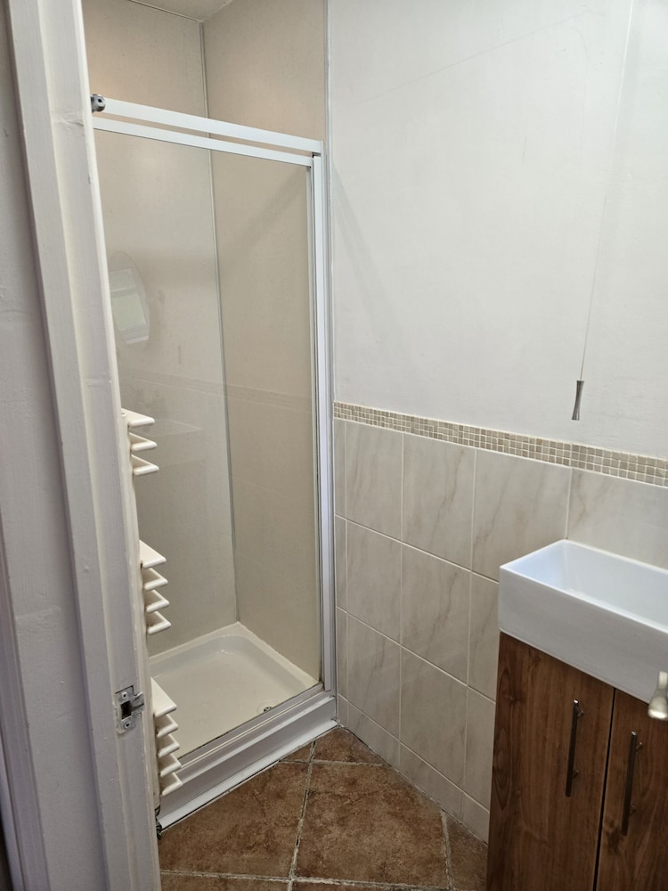 Double or Twin Room, Ensuite (or Triple Room ) - Photo 5
