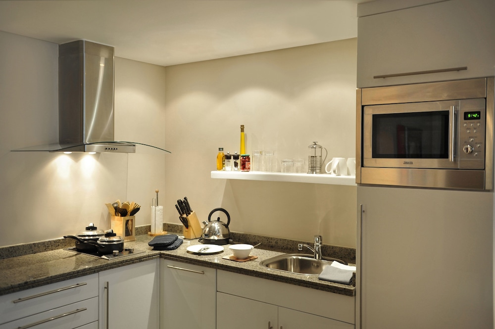 Suite, 2 Bedrooms, Smoking, Kitchen thumbnail 6