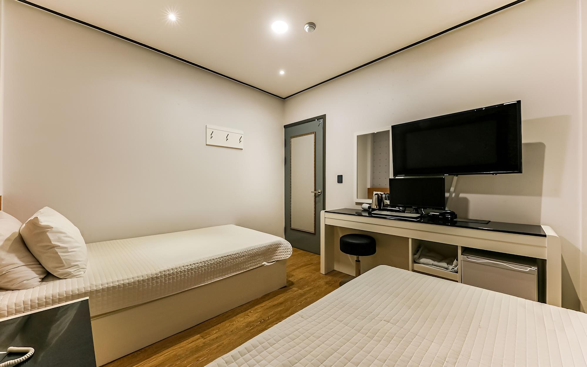 Room (Twin) photo 1