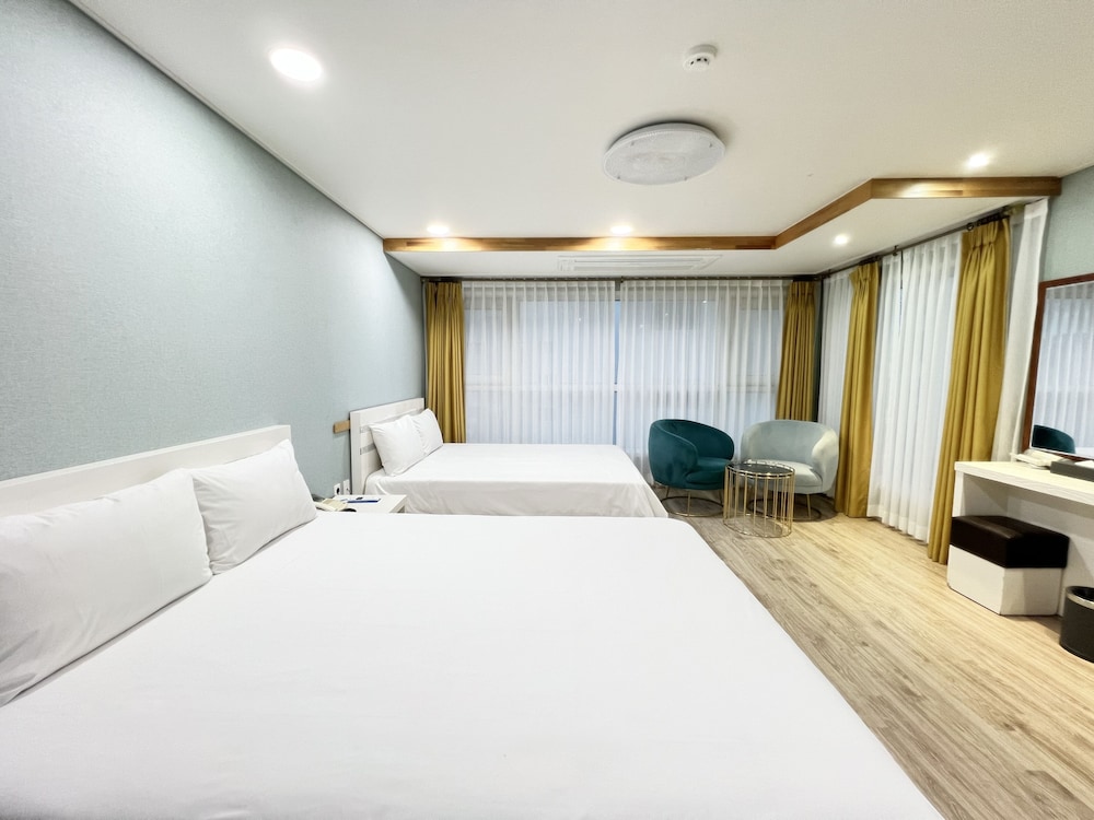 Junior Twin Room, Mountain View - Photo 1