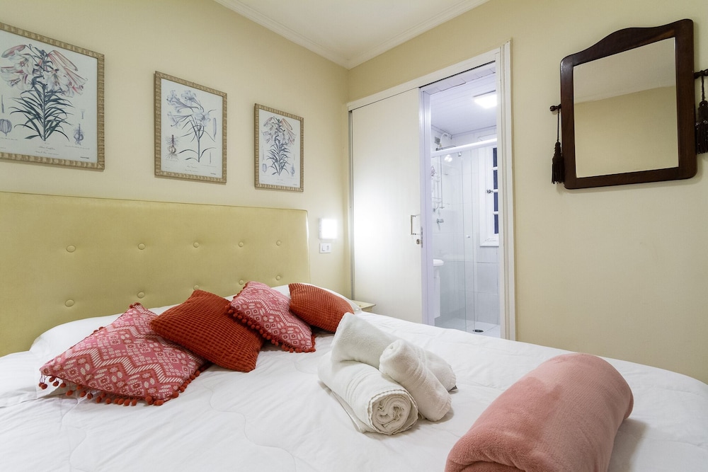 Comfort Room, Fireplace, Garden View photo 1