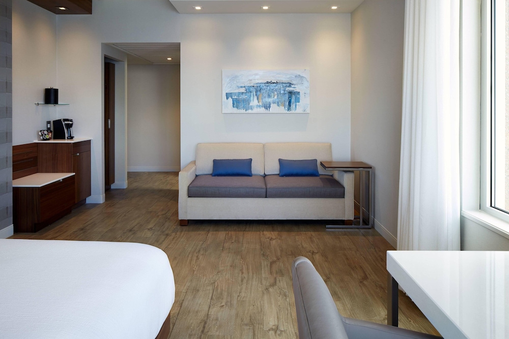 Deluxe Room, 1 Queen Bed, River View, Corner - Photo 3