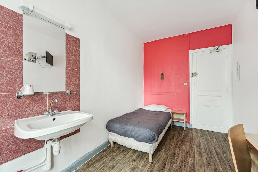 Economy Single Room, 1 Twin Bed, Shared Bathroom photo 2