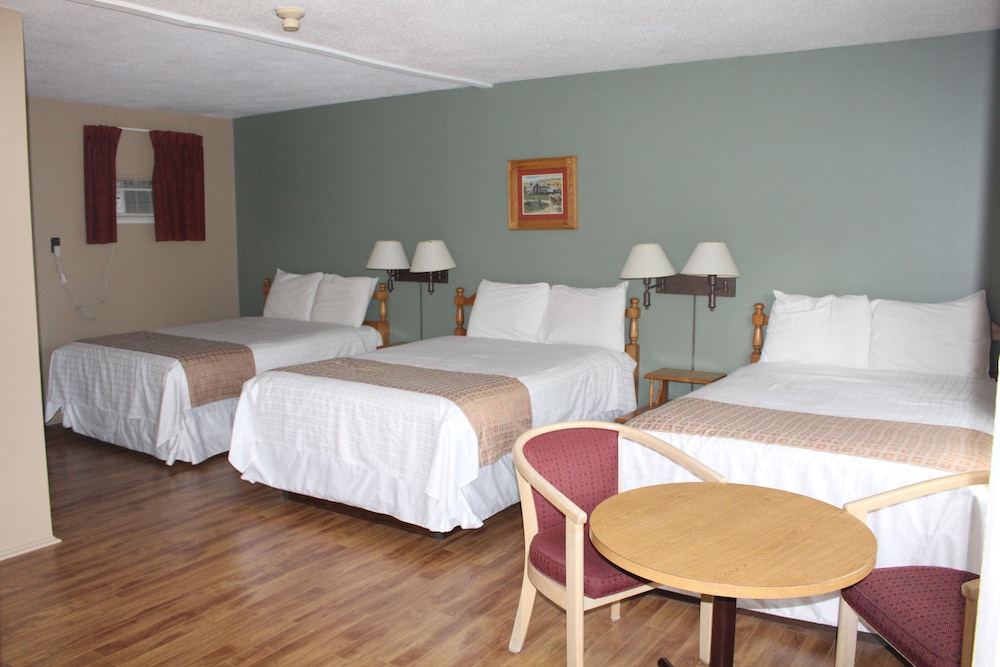 Standard Room (Tennis court section, 3 double beds) photo 2