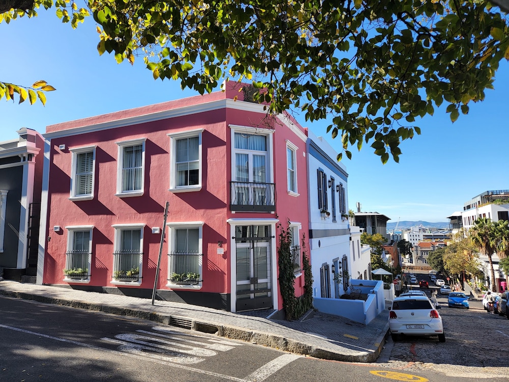 Studio, 1 Bedroom en-suite, air-conditioned (8a Loader Street 2 night min stay)