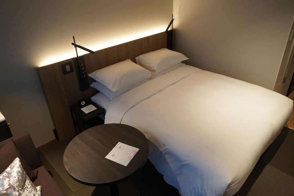 Room, 2 Twin Beds, Bathtub, Corner - Photo 1