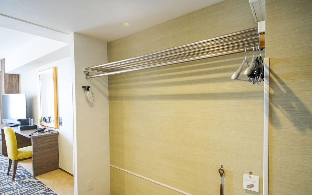 Premier Twin Room [Book 90 days before gets you free water bottle!] - Photo 9