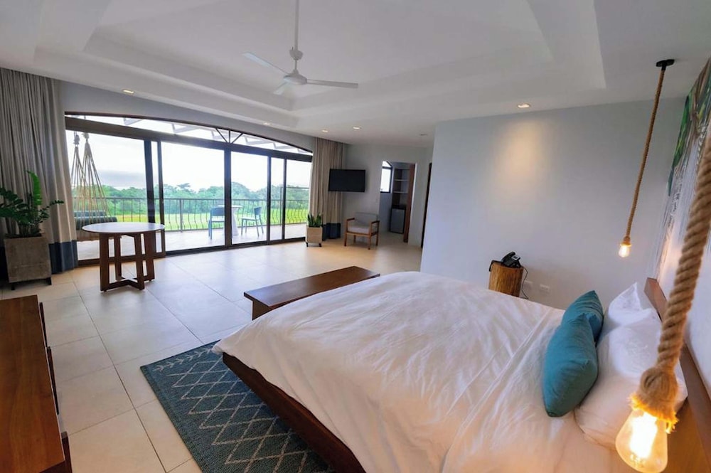 Ocean Suite with Jacuzzi photo 2