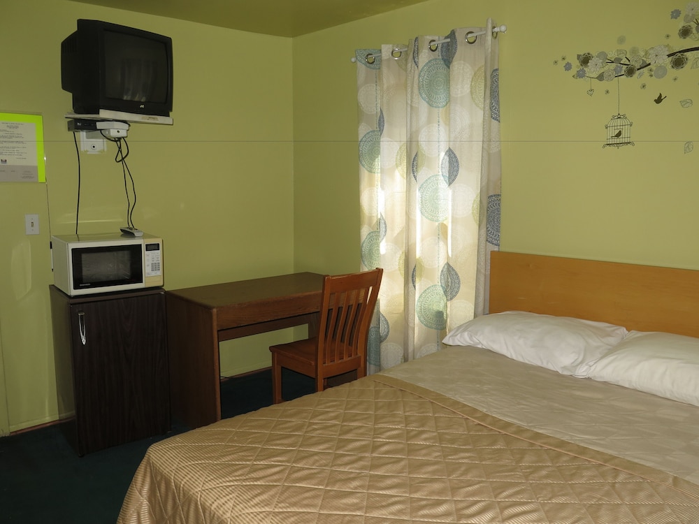 Economy Room, 1 Queen Bed, Accessible, Ground Floor photo 2