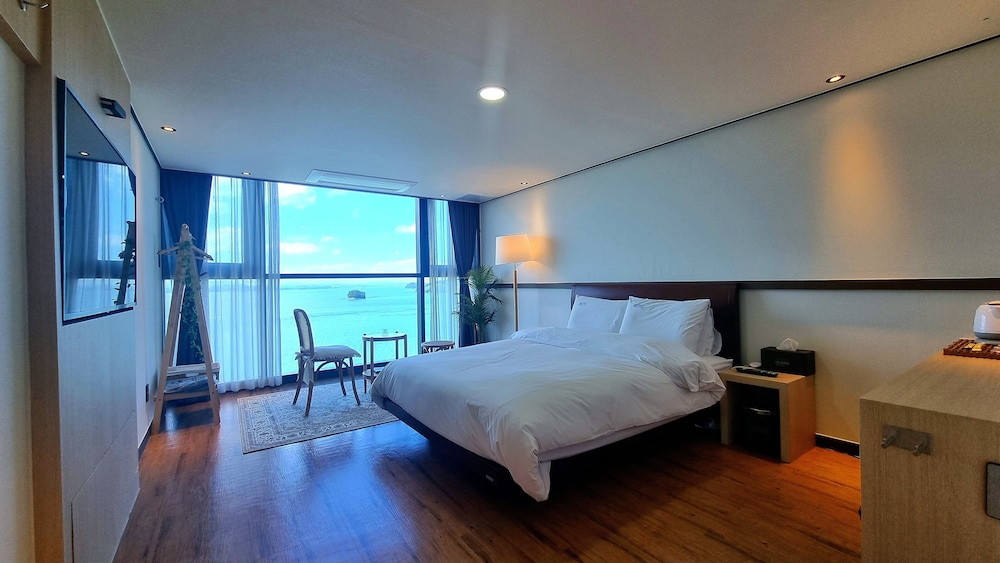 Standard Room, Non Smoking, Ocean View - Photo 2