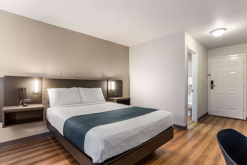 Standard Room, 1 Queen Bed, Non Smoking photo 1