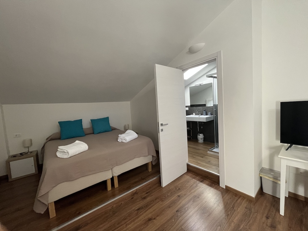 Junior Studio Suite, 1 Bedroom, Private Bathroom, Tower photo 2