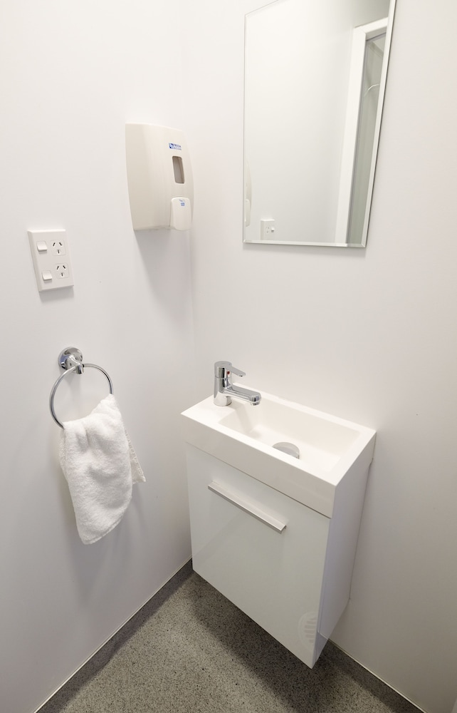 Quad Ensuite thumbnail 5