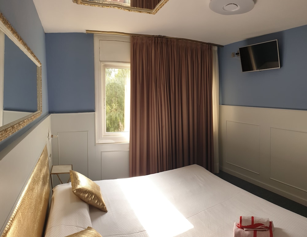 Superior Suite, 1 Queen Bed, Jetted Tub photo 3