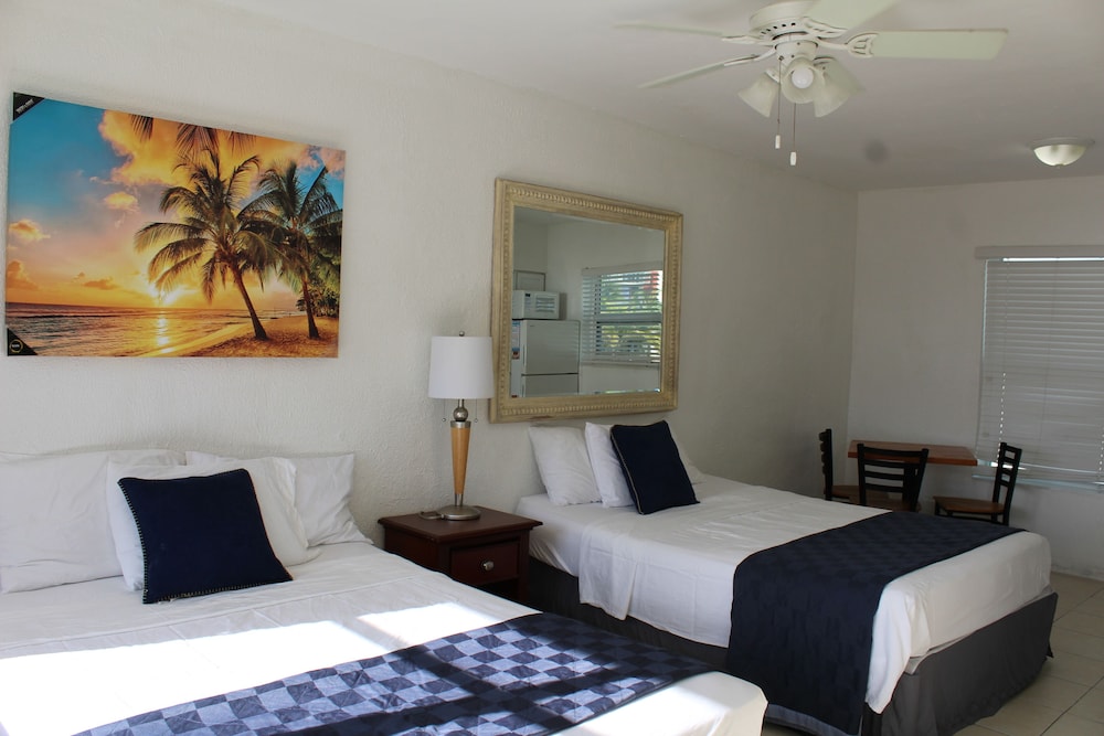 Deluxe Room, 2 Queen Beds, Kitchenette, Partial Ocean View