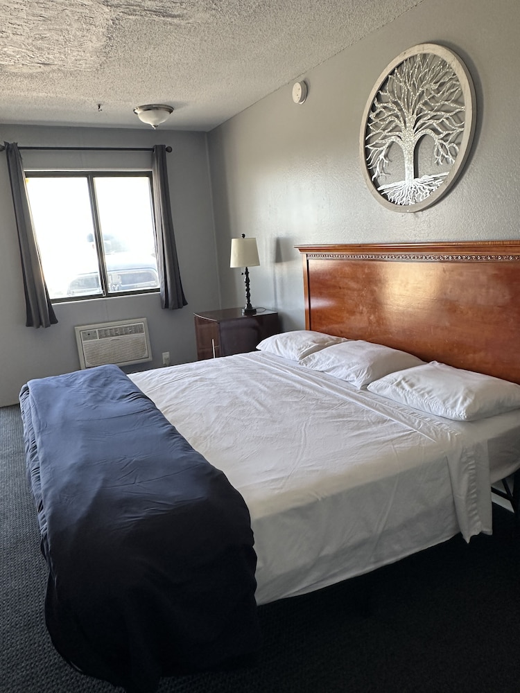 Classic Room, 1 King Bed, Smoking