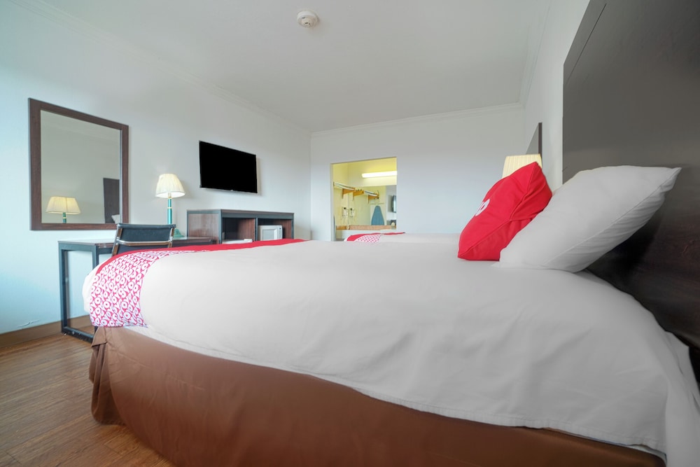 Room, 2 Queen Beds - Photo 7