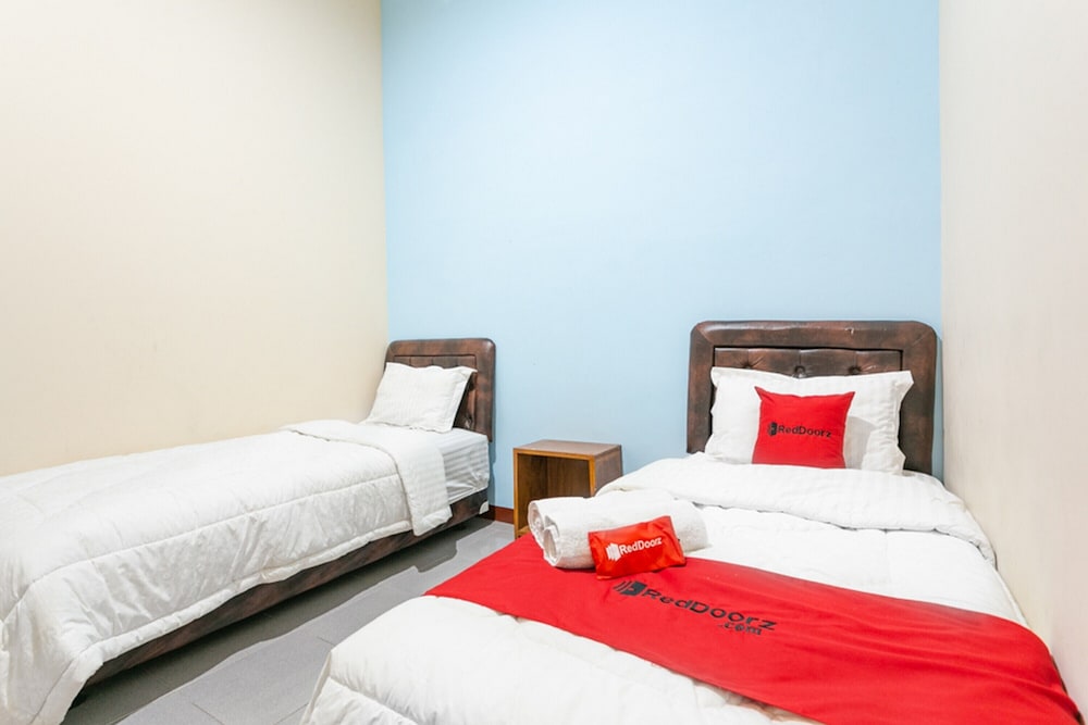 Twin Room (RedDoorz) - Photo 4