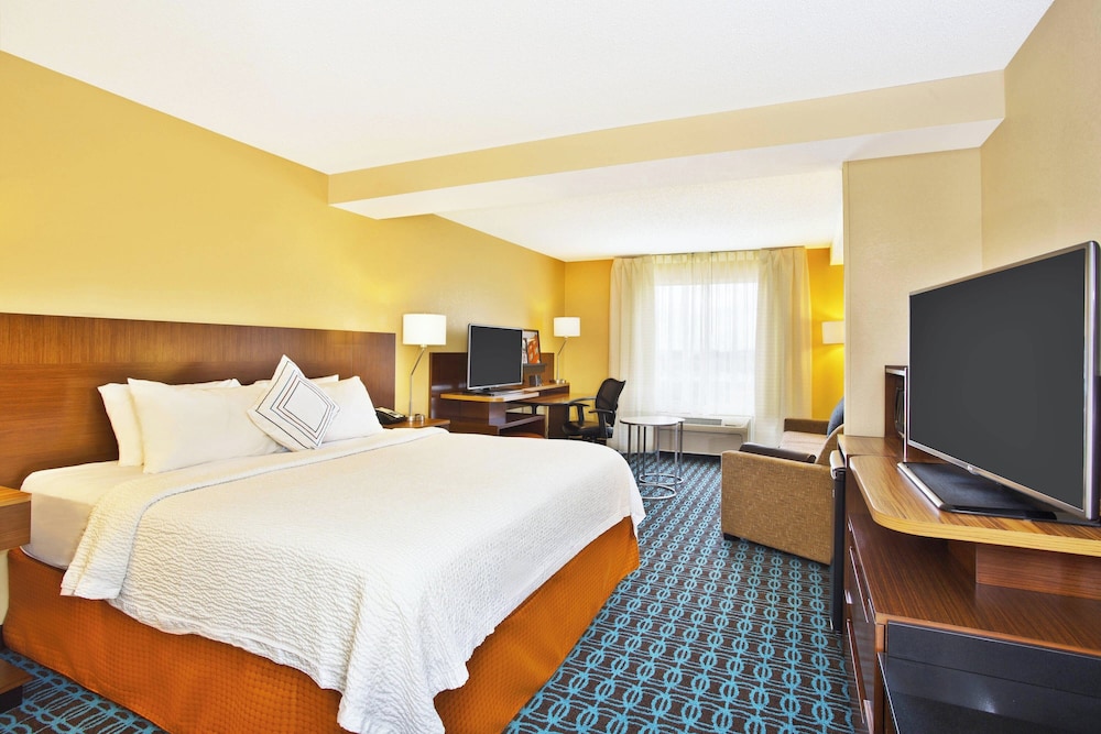 Suite, 1 King Bed With Sofa Bed (Mobility/Hearing Accessible, Tub) photo 3