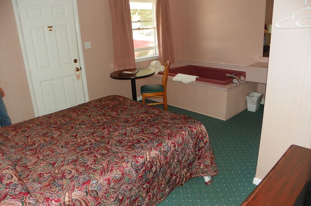 Deluxe Room, 1 Queen Bed, Jetted Tub