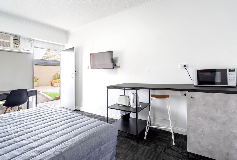 Twin Room (1 Queen and 1 Single) photo 3