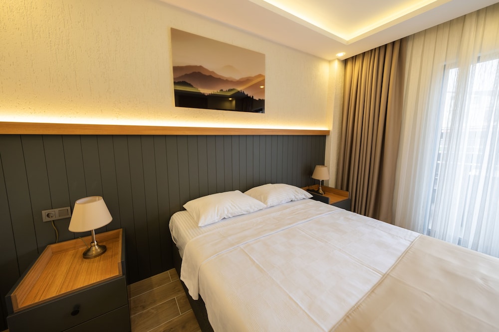 Standard Room, 1 King Bed, Smoking, Balcony photo 3