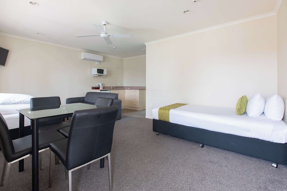 Deluxe Suite, Multiple Beds, Non Smoking, Kitchen - Photo 3