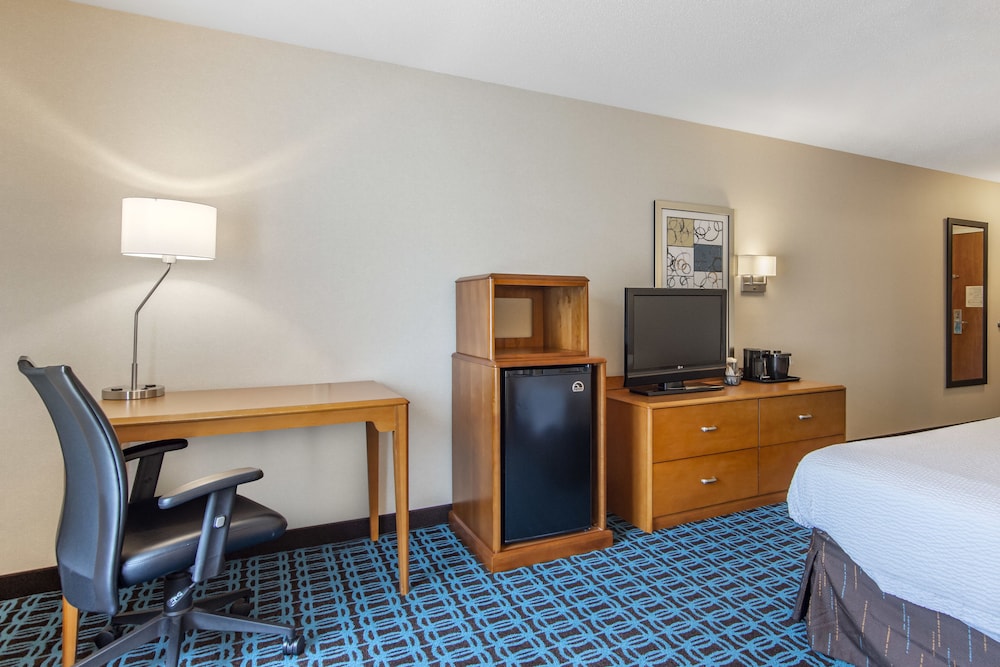Room, 2 Queen Beds (Mobility/Hearing Access, Roll-In Shwr) photo 2