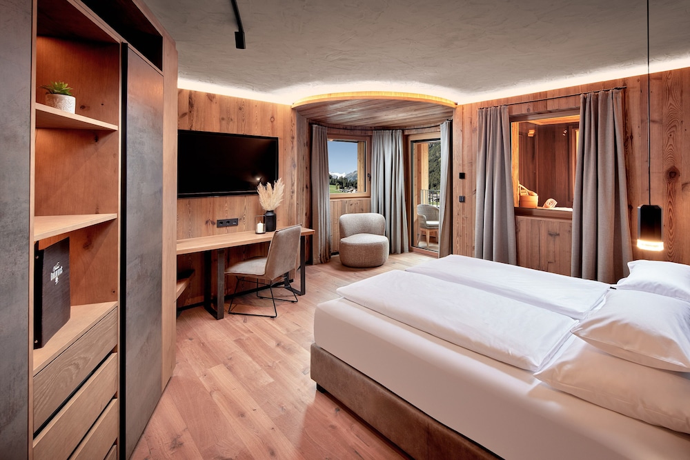 Studio-Suite with Mountain View and Balcony photo 3