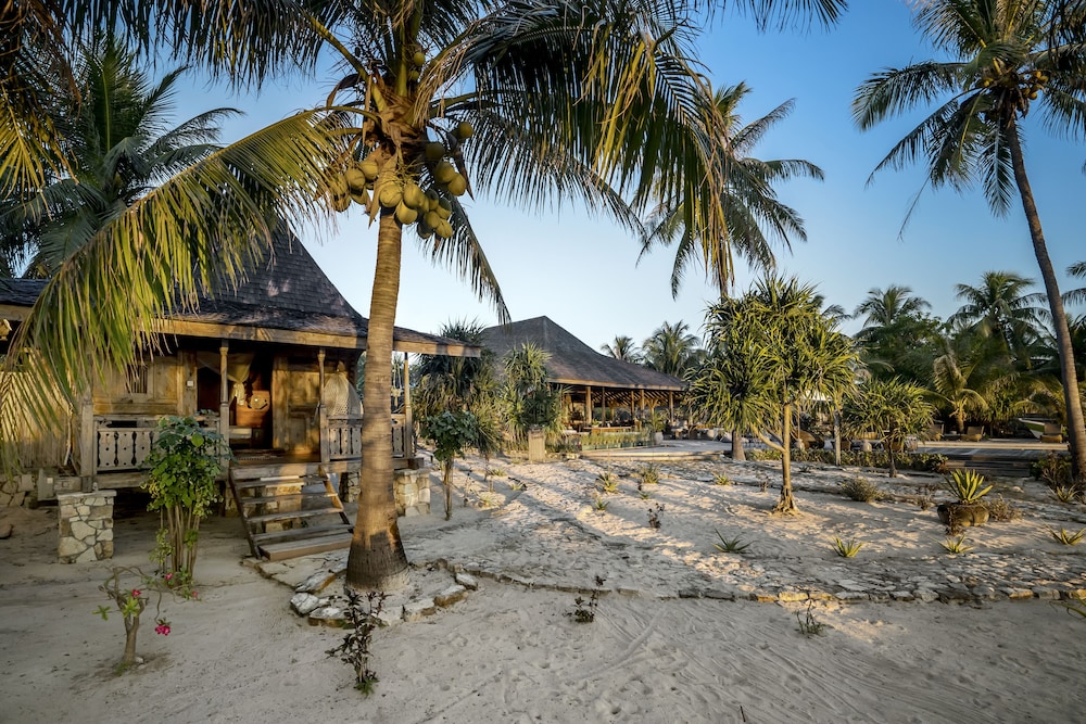 Boutique Beachfront Bungalow photo 3
