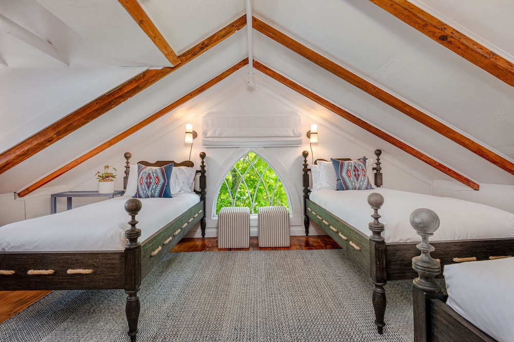 Standard Room, 3 Twin Beds, Shared Bathroom