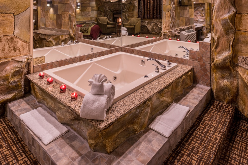 Cave Theme Suite with Jetted Tub & Fireplace - Photo 5