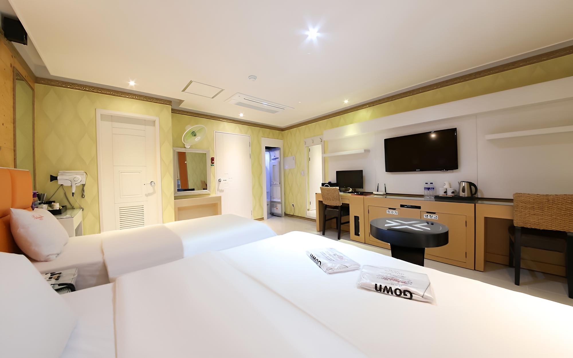 Room (Twin (Double + Single Latex Bed Netfl) - Photo 4