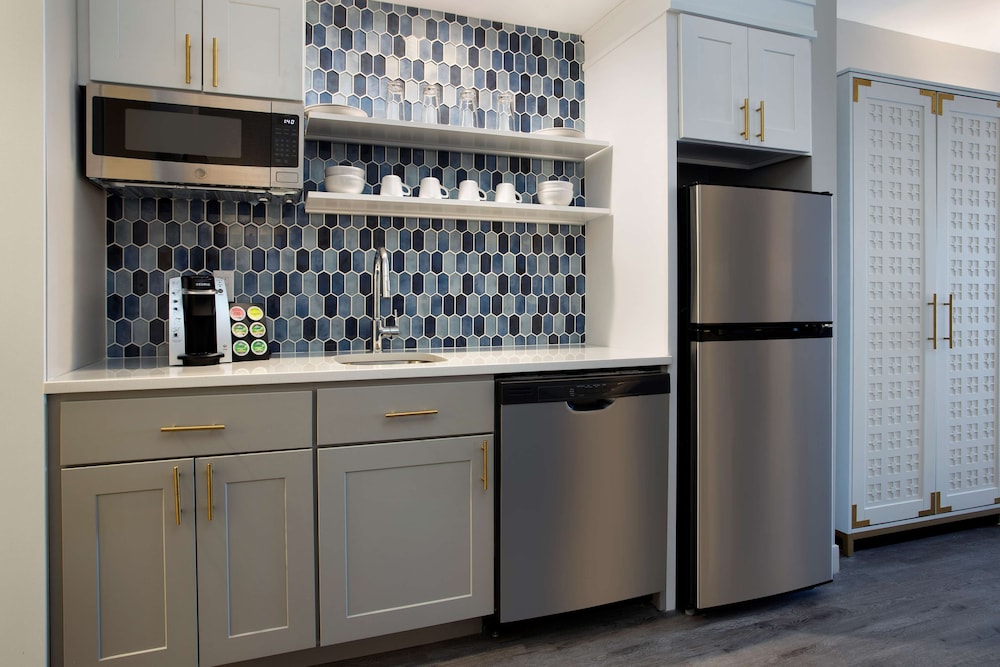 Coastal King JR Suite with Kitchen Hearing Accessible - Photo 5