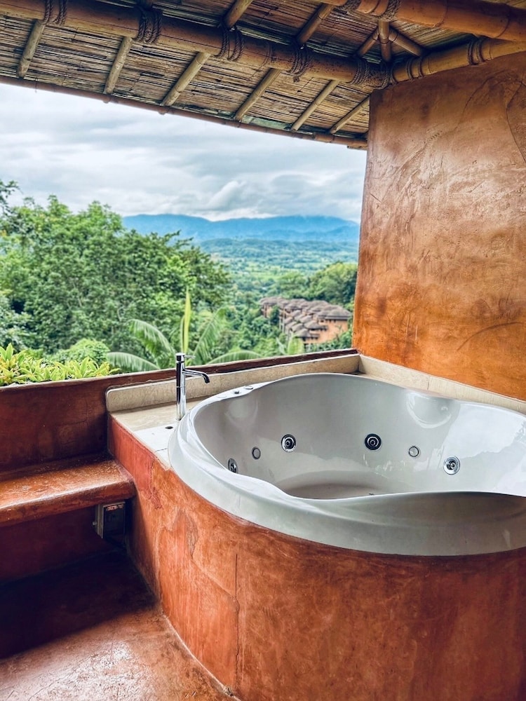 Boutique Cottage with Balcony Bathtub - Photo 7
