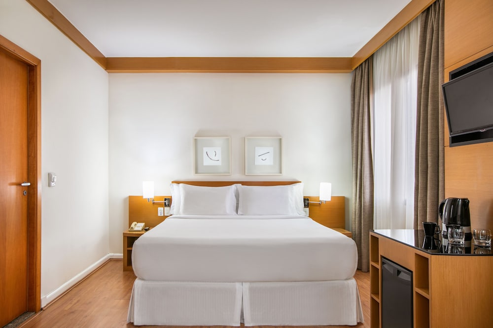 Premium Room, 1 Queen Bed - Photo 3