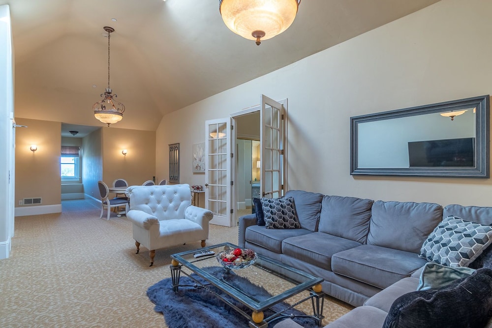 Grand Room, 1 King Bed