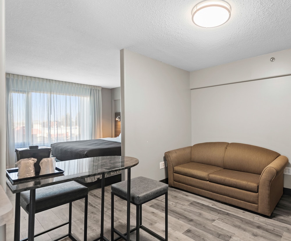 Suite, 1 King Bed, Non Smoking, Kitchenette - Photo 4