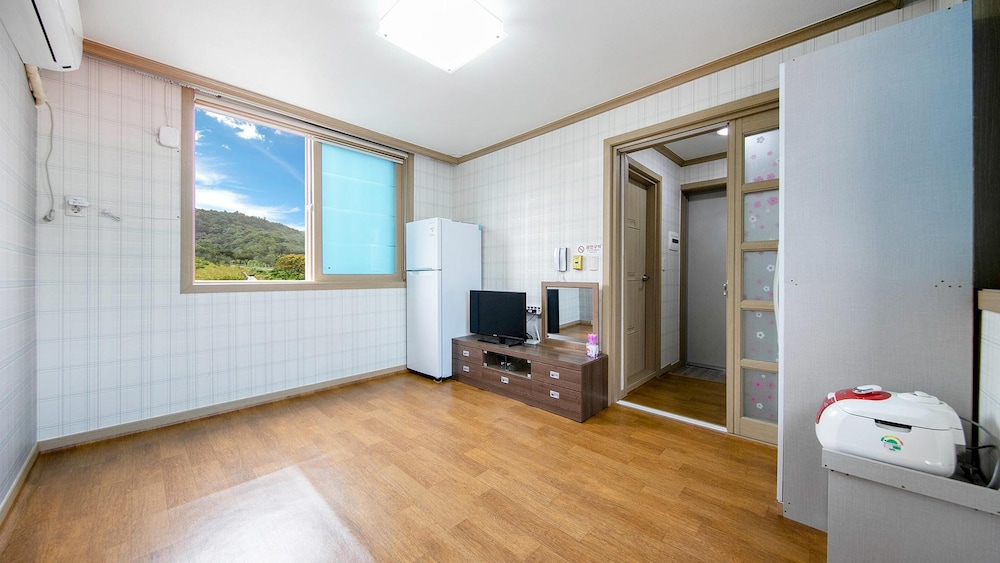 Basic Room, 1 Bedroom (201) - Photo 3