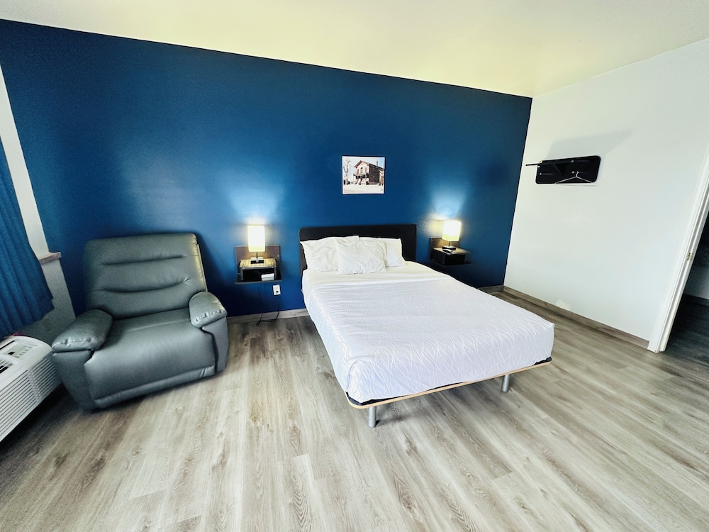 Standard Room, 1 King Bed, Hot Tub, City View photo 1