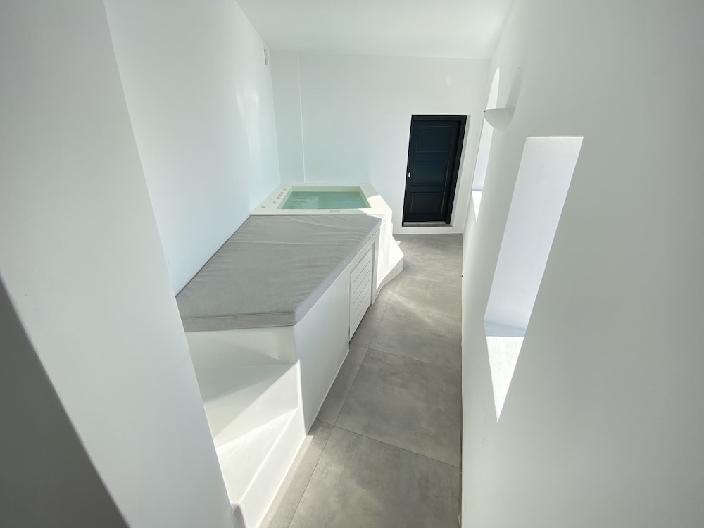 Executive Suite - Photo 17