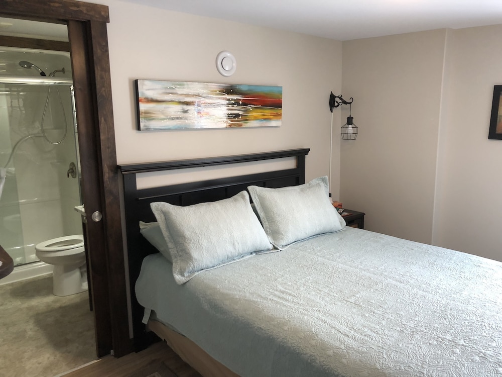 Traditional Room, 1 Queen Bed, Private Bathroom (Fin)