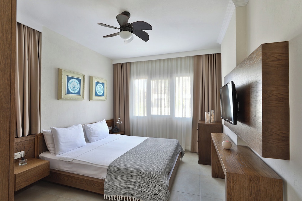 Deluxe Condo, 2 Bedrooms, Kitchen photo 3
