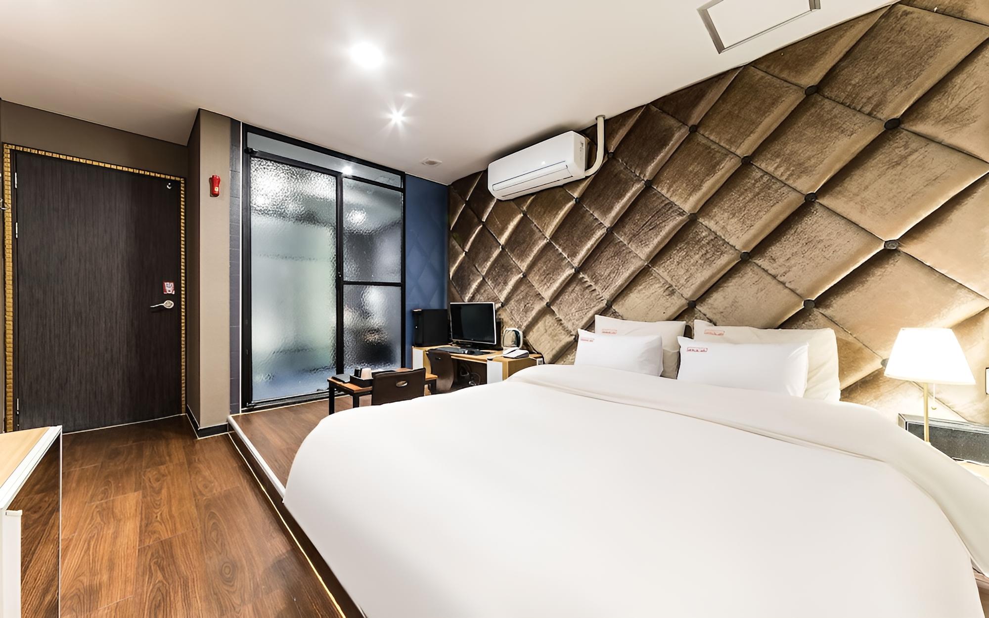 Room (Premium A (Netflix Capable + Spa)) photo 2