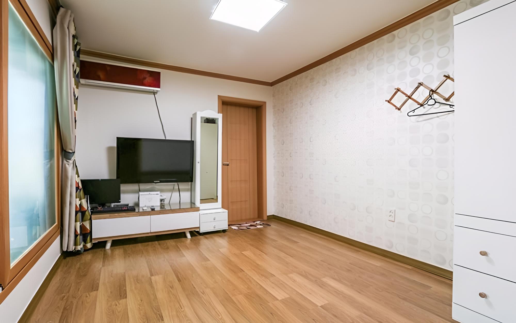 Room (Room 1 (Unshared House))