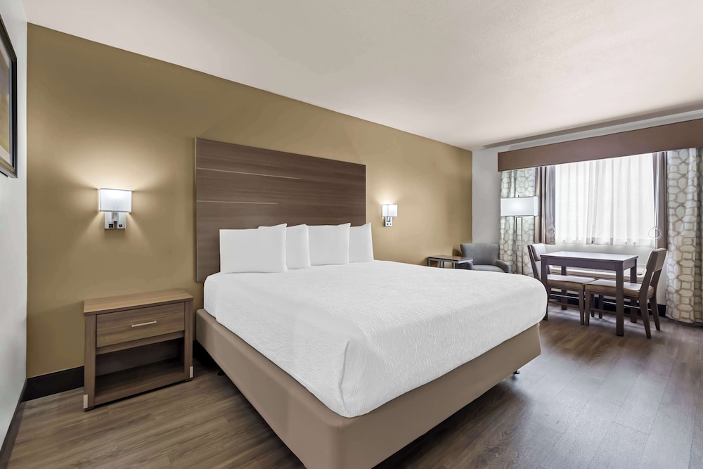 Suite, 1 King Bed, Accessible, Bathtub (Larger Room) - Photo 5
