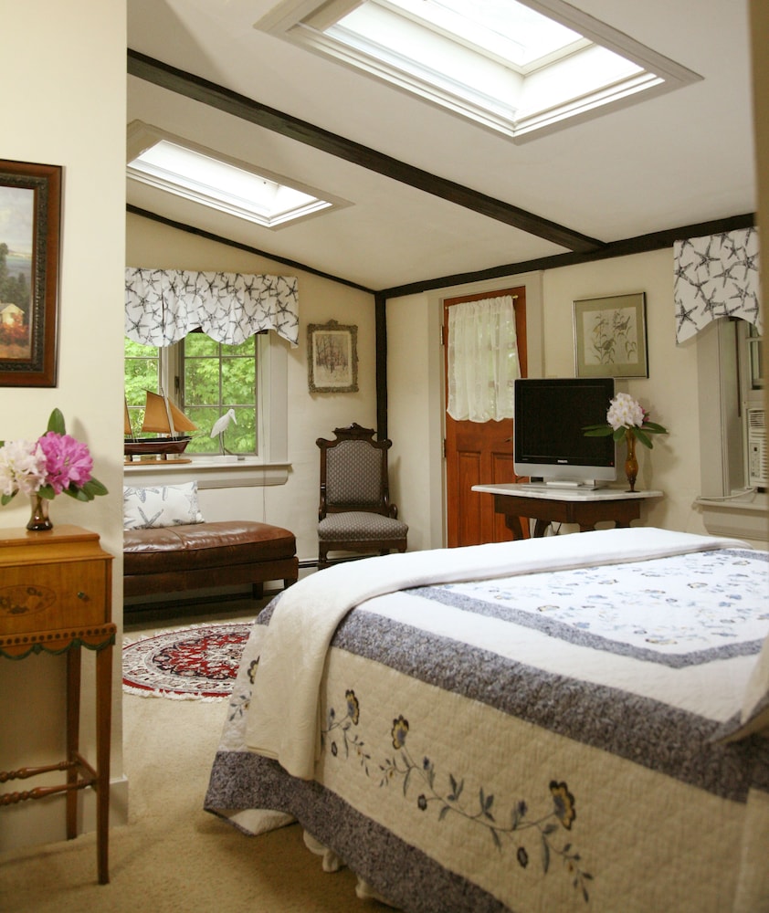 Romantic Double Room, 1 Queen Bed, Garden View, Garden Area photo 2
