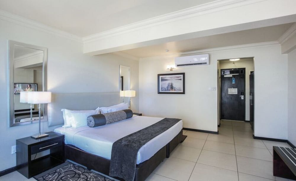 Deluxe King Room – South Facing - Photo 1