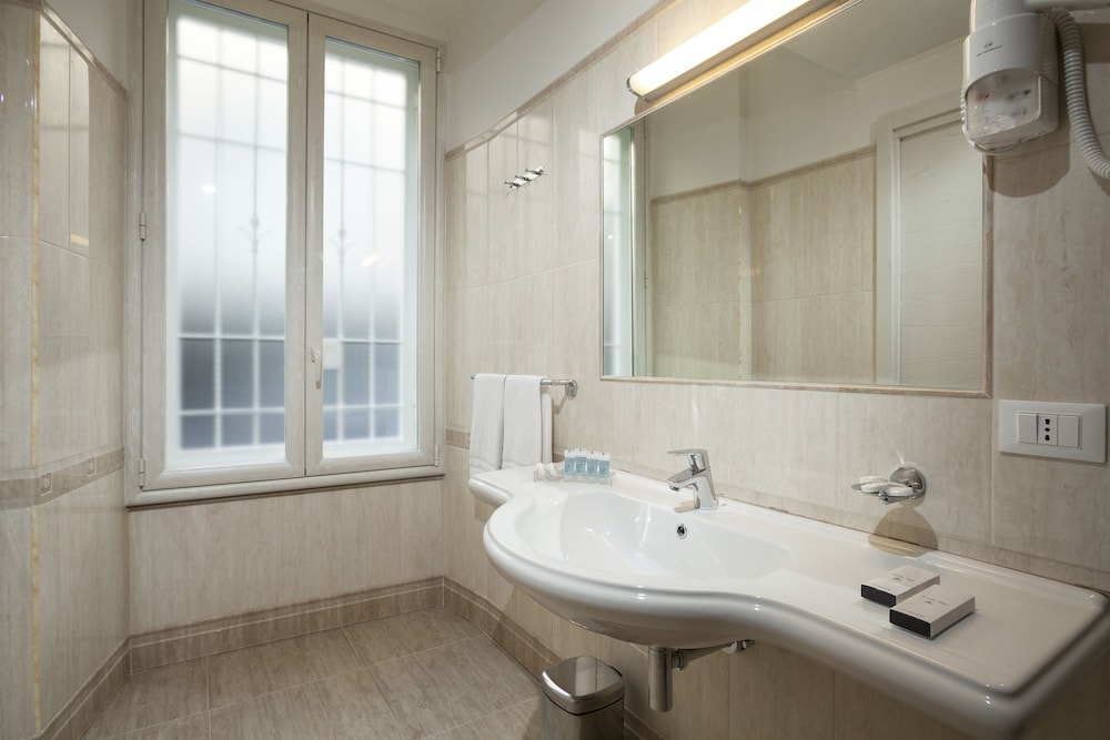 City Double or Twin Room, Annex Building (Via Carlo Cattaneo, 26) photo 3